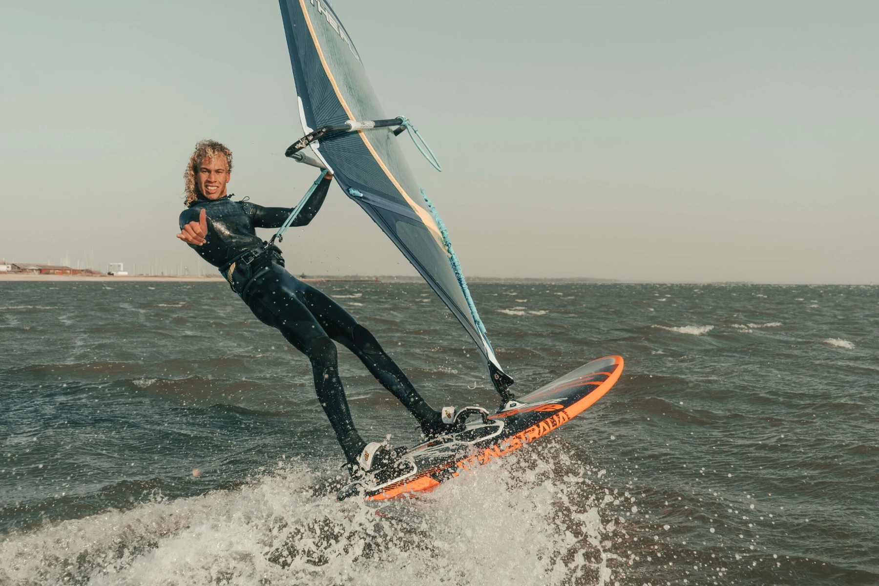 Windsurfer på vandet ved Lynæs Surfcenter